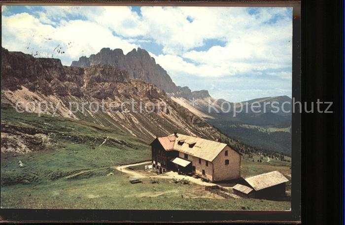 Schlueterhuette gegen Geislergruppe Schutzhaus Dolomiten