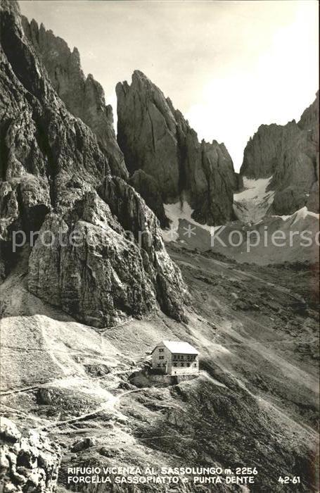 Langkofelhuette gegen Zahnspitze Schutzhütte Dolomiten