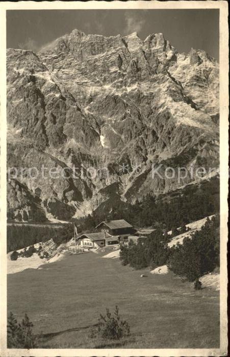 Wimbachgriess Huette Wimbachgriessalm Schutzhuette mit Hochkalter Berchtesgadene