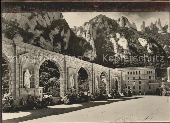 Monistrol de Montserrat Cataluna Boegen des Klosterplatzes