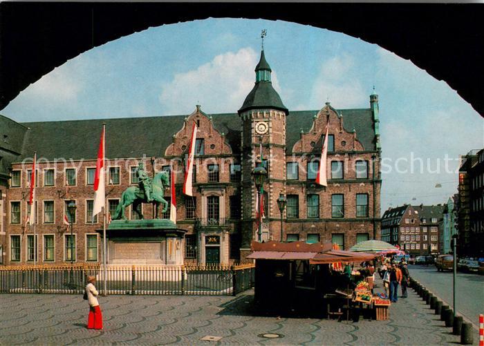 Duesseldorf Rathaus mit Jan Wellem Denkmal