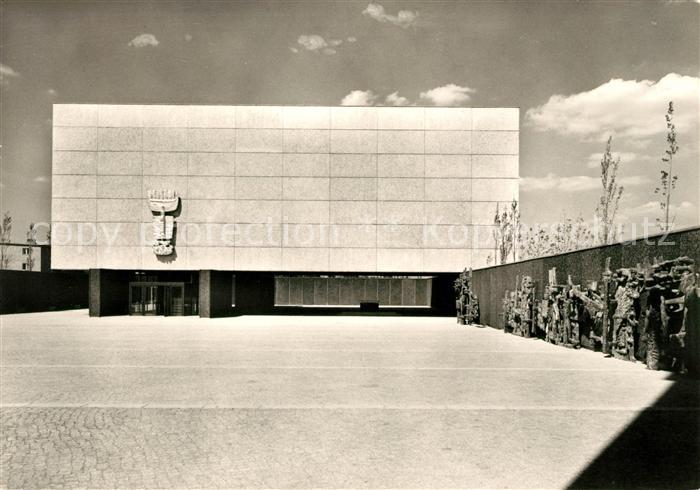 Charlottenburg Maria Regina Martyrum Feierhof mit Oberkirche