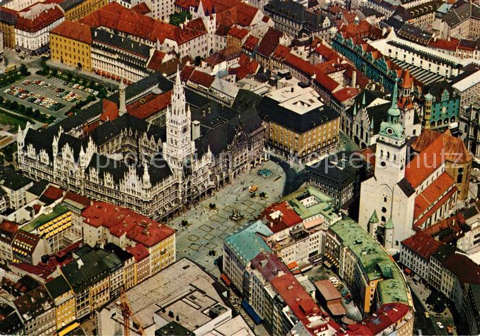 Muenchen Marienplatz und Rathaus Fliegeraufnahme
