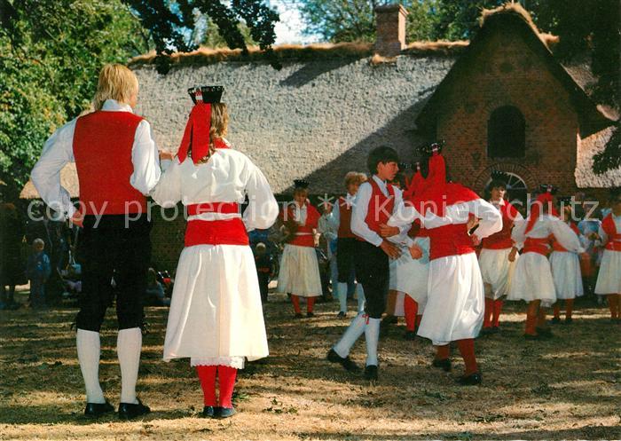 Insel Sylt Jugend Trachtengruppe der Soelring Foriining vor Altfriesischem Haus