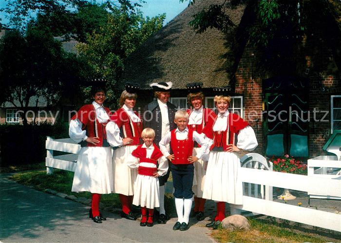 Insel Sylt Jugend Trachtengruppe der Soelring Foriining vor Altfriesischem Haus