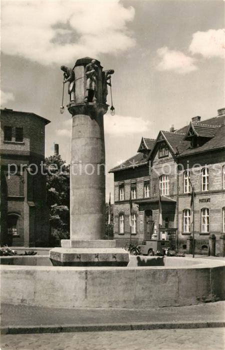 Weisswasser Oberlausitz Glasmacherbrunnen mit Postamt