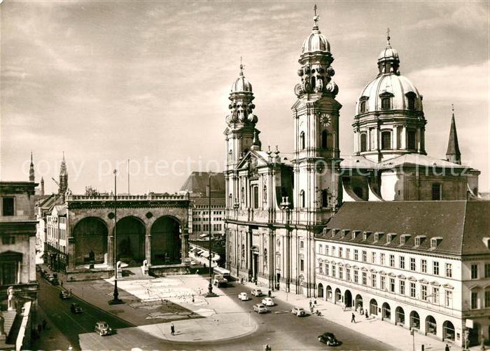 Muenchen Feldherrenhalle Theatinerkirche
