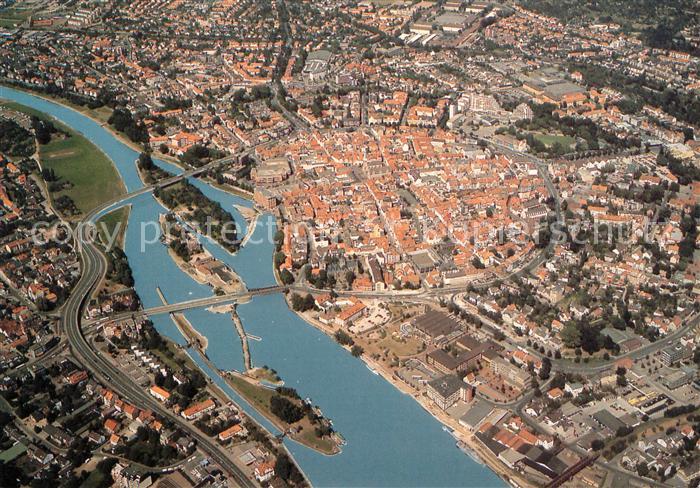 Hameln Weser Fliegeraufnahme mit historischem Stadtkern