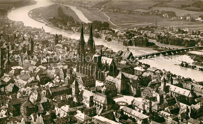 REGENSBURG Bayern Fliegeraufnahme mit Dom und Steinerner Bruecke
