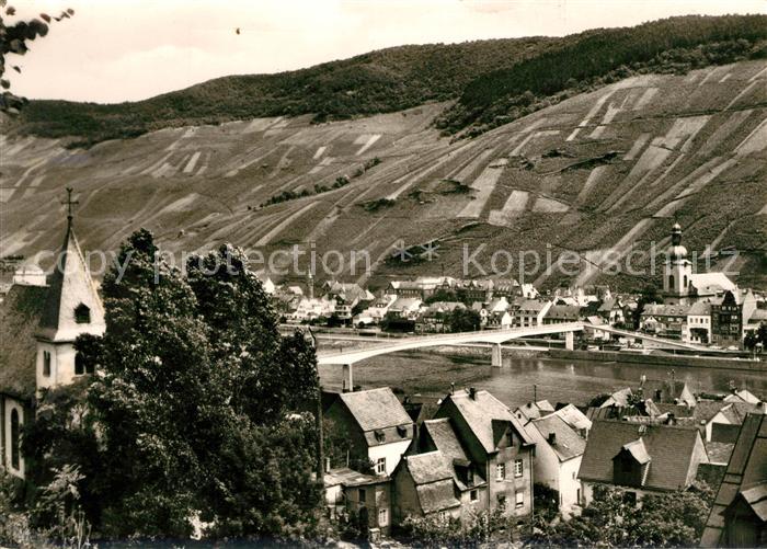 Zell Mosel Teilansicht mit Fussgaengerbruecke