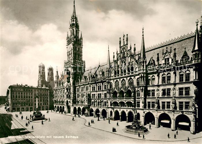 Muenchen Marienplatz neues Rathaus