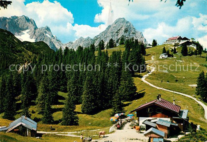 GARMISCH-PARTENKIRCHEN Bayern Kreuzeckalm und Kreuzeckhaus mit Zugspitze und Wax