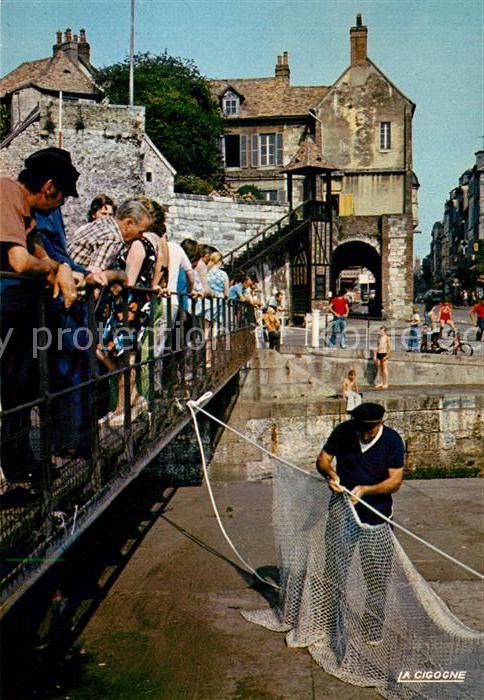 Honfleur Reparation de filet au fond la Lieutenance