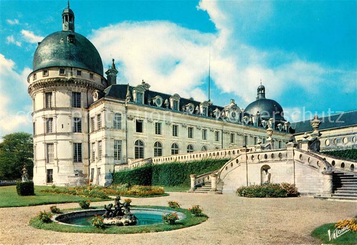 Valencay Le Chateau La tour et la facade sud vues des jardins