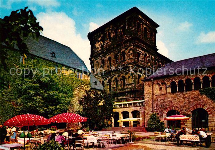 Trier Brunnenhof mit Porta Nigra und Simeonstift