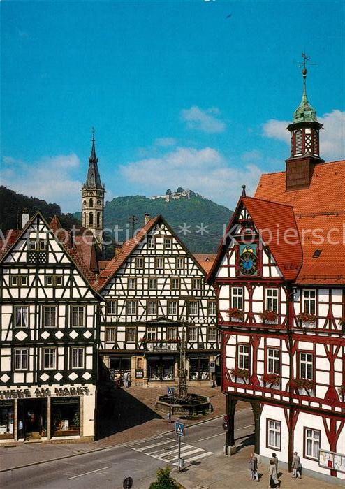Bad Urach Rathaus mit Blick zur Burgruine Hohenaurach