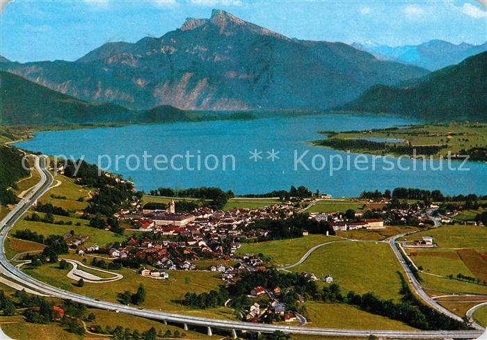 Mondsee Salzkammergut mit Schafberg Fliegeraufnahme
