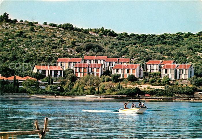 Dubrovnik Ragusa Motorboot Blick uebers Wasser Ferienhausanlage