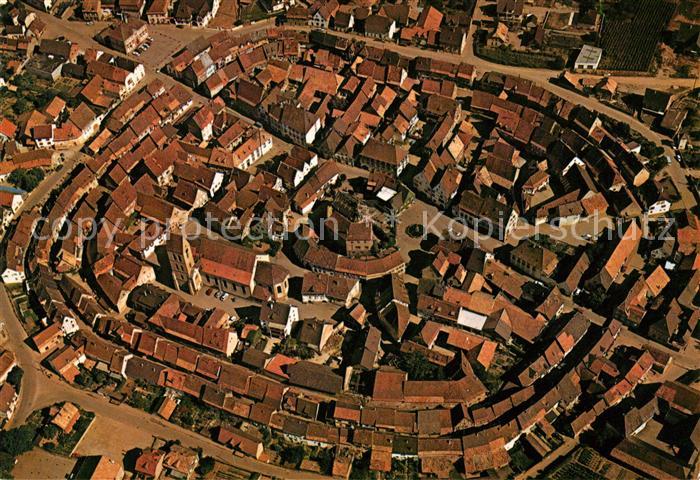 Eguisheim Haut Rhin avec ses remparts vue aérienne