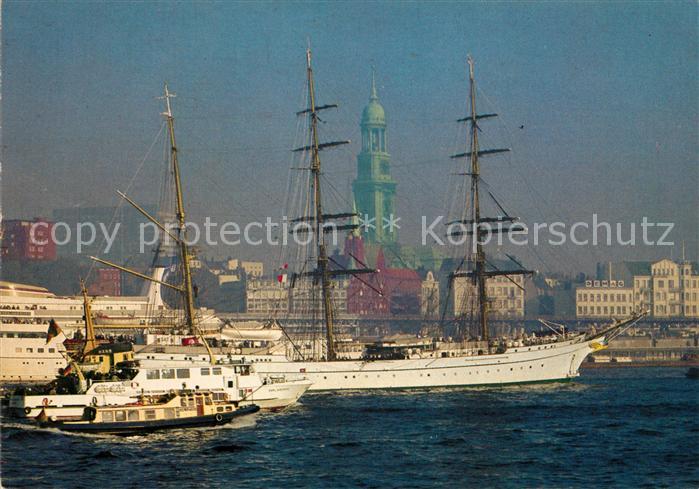 Hamburg Hafen mit Segelschulschiff Gorch Fock