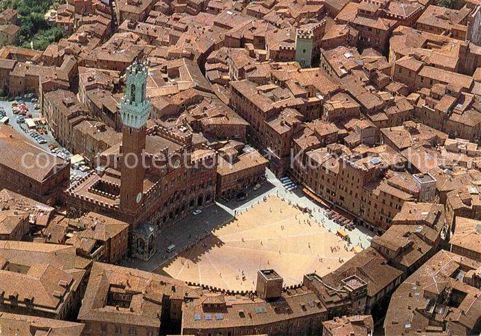 Siena Piazza del Campo e Palazzo Comunale veduta aerea