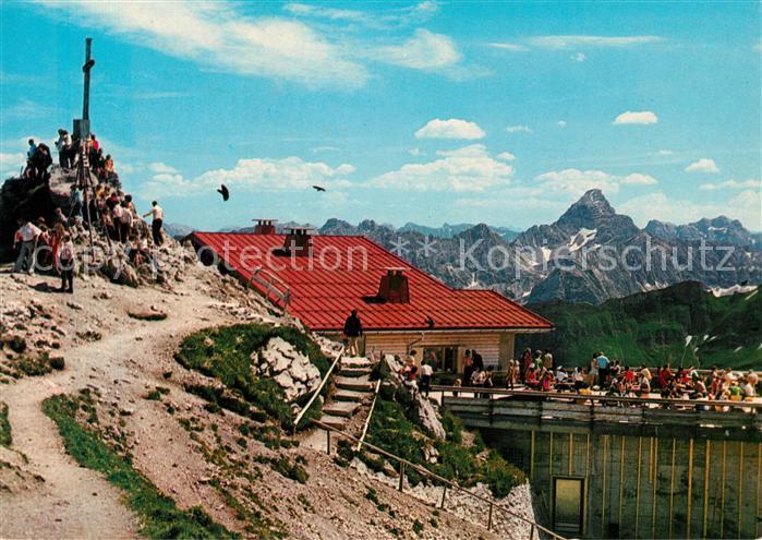 Nebelhorn Berggaststaette Gipfelstation mit Gipfel und Hochvogel Alpenpanorama