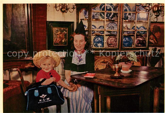 Volendam Gaststaette Trachten Frau mit Kind