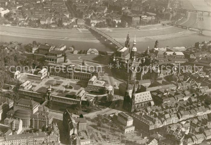 DRESDEN Elbe Altstadt mit Zwinger und Theaterplatz Fliegeraufnahme