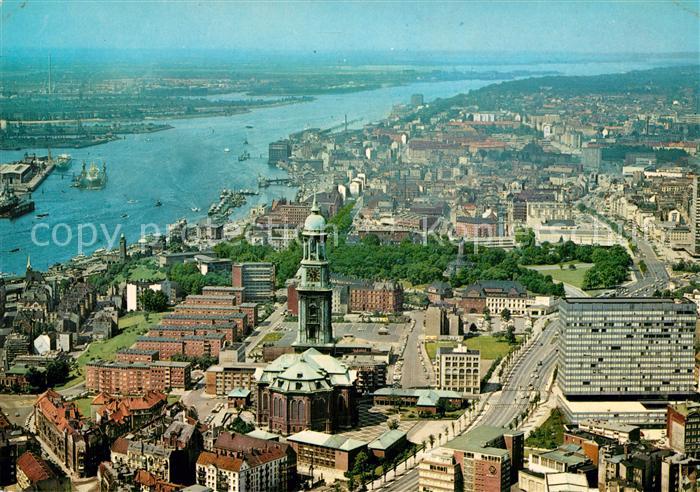Hamburg Michaeliskirche und Elbe Fliegeraufnahme