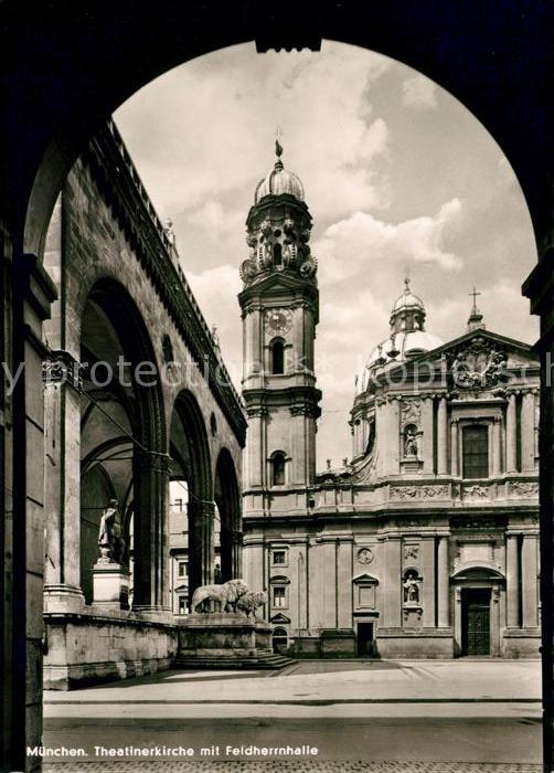 Muenchen Theatinerkirche mit Feldherrnhalle