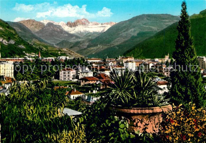 Bozen Suedtirol Stadtpanorama Blick gegen Rosengarten Dolomiten