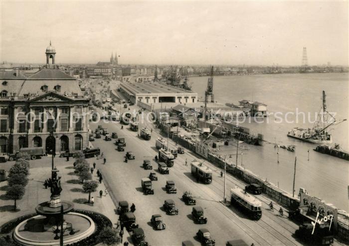 Bordeaux Vue generale sur le port et Quai de la Douane