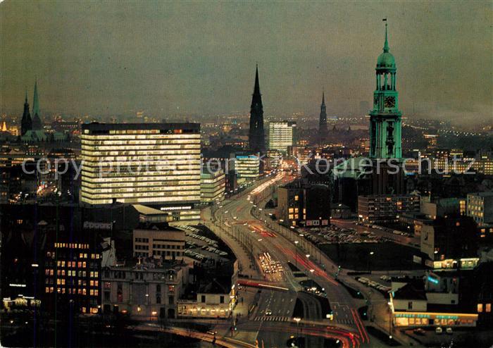 Hamburg Ost West Strasse bei Nacht mit St Michaelis Kirche Der Michel