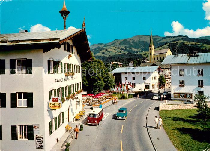 Kirchberg Tirol Strassenmotiv mit Gasthaus Kalswirt gegen Hahnenkamm