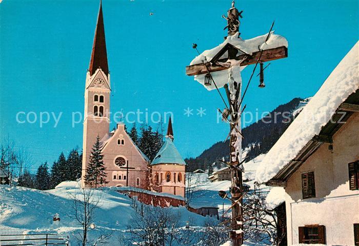 Holzgau Dezembermorgen im Lechtal Ortsmotiv mit Kirche Inri