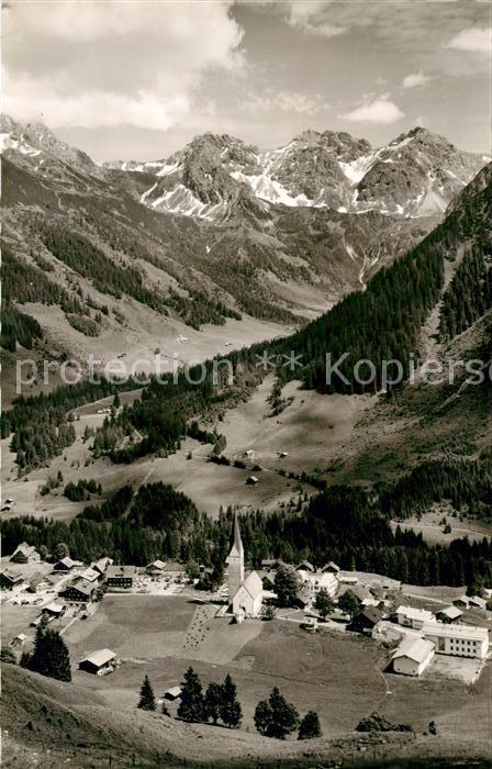 Mittelberg Kleinwalsertal mit Hochgehren Schuesser Schafalpenkoepfen und Wildent