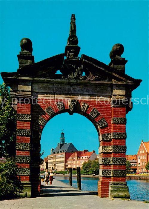 Emden Ostfriesland Stadttor und Rathaus