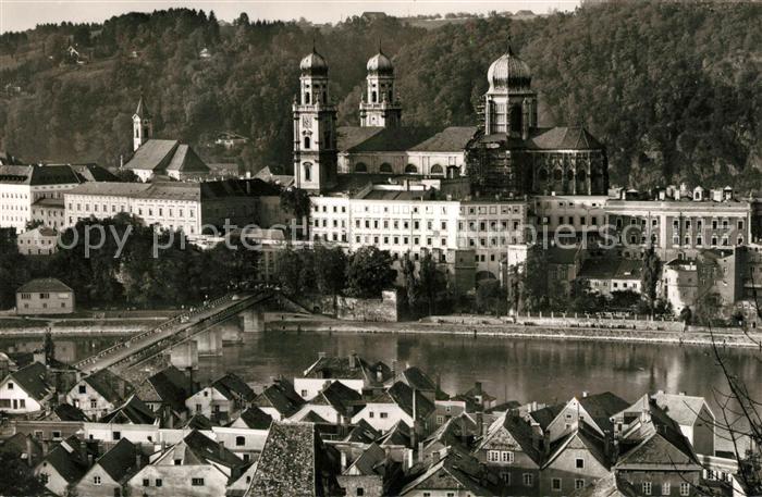 Passau Blick ueber den Inn 2000jaehrige Dreifluessestadt mit Dom