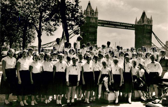London Remscheider Kinderchor vor Tower Bridge