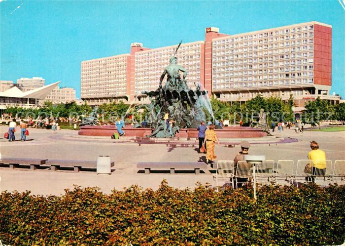 BERLIN  CITY Neptunbrunnen mit Rathauspassage Hauptstadt der DDR