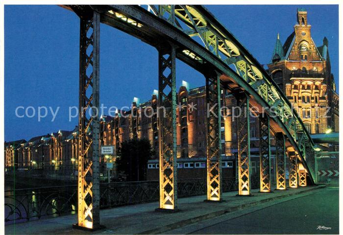 Hamburg Brooksbruecke und Speicherstadt Nachtaufnahme
