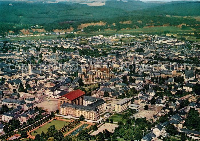 Trier Basilika und Kurfuerstliches Palais mit Domgruppe Fliegeraufnahme