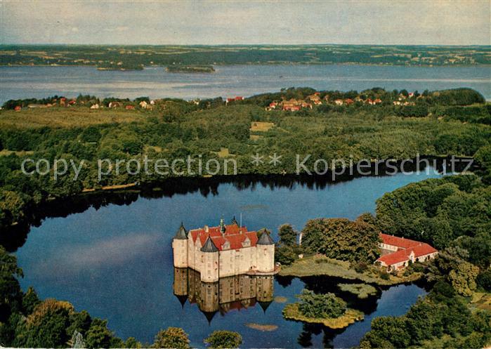 Gluecksburg Ostseebad Wasserschloss im Hintergrund daenische Kueste mit Ochsenin