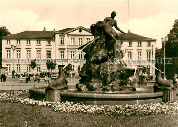 Schwerin Mecklenburg Schiffbruechigendenkmal Grunthalplatz