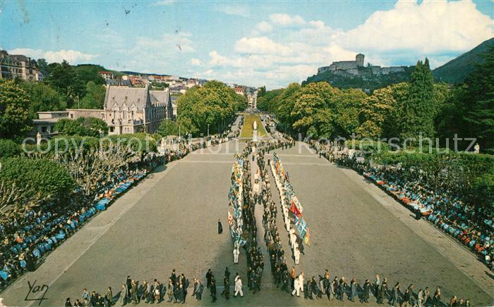 Lourdes Hautes Pyrenees Procession sur esplanade devant la Basi