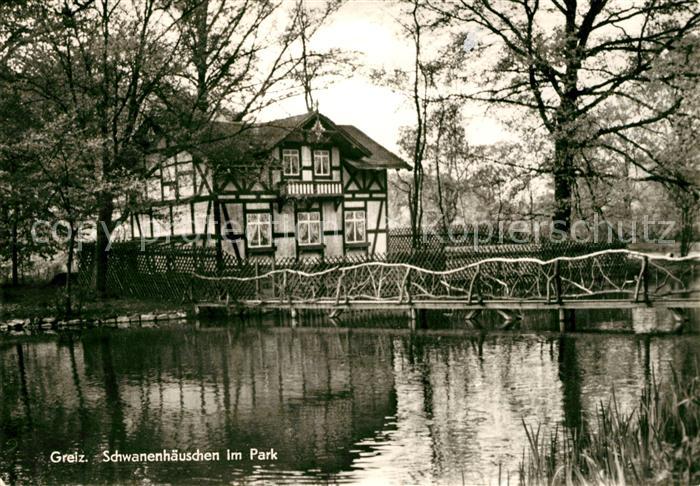 Greiz Thueringen Schwanenhaeuschen im Park