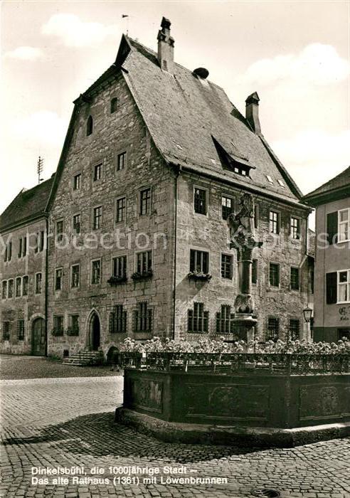 Dinkelsbuehl Rathaus mit Loewenbrunnen