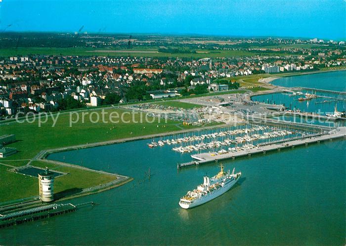 Cuxhaven Nordseebad Neue Seebaederbruecke mit Jachthafen und Stadt mit Alte Lieb