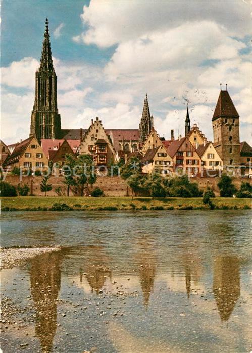 Ulm Donau Partie an der Donau Blick zur Altstadt Muenster