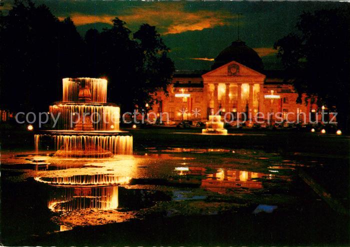 Wiesbaden Kurhaus Wasserspiele unter Beleuchtung bei Nacht